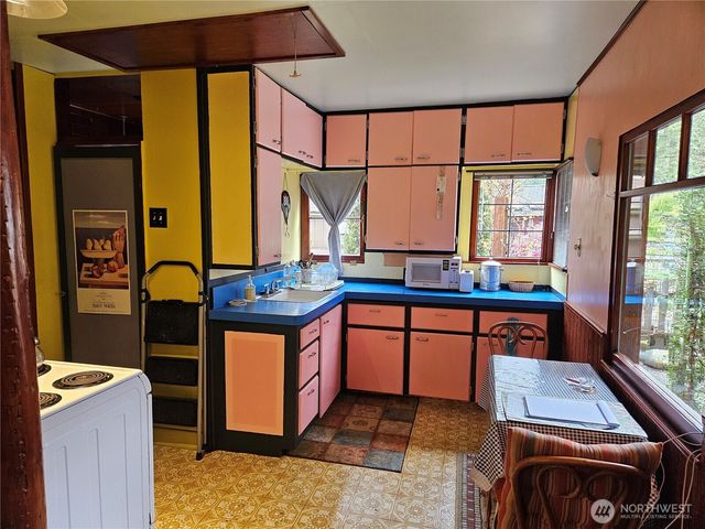 9345 NE Seaview Avenue, Indianola, WA 98342
