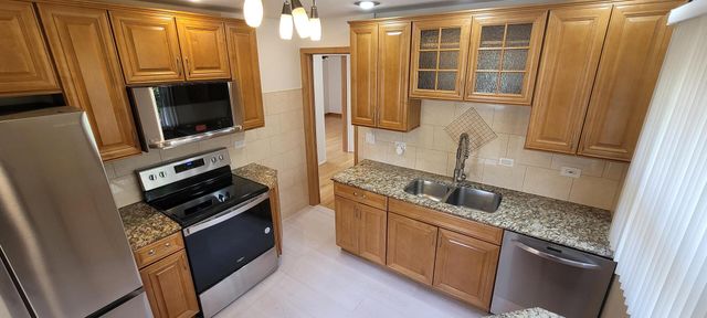 2067 Sherwin Avenue, Des Plaines, IL 60018