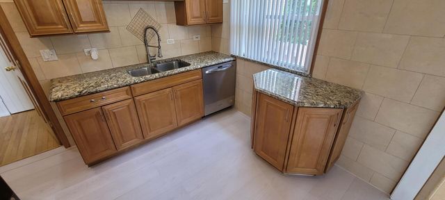 2067 Sherwin Avenue, Des Plaines, IL 60018