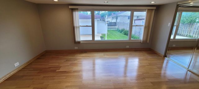 2067 Sherwin Avenue, Des Plaines, IL 60018
