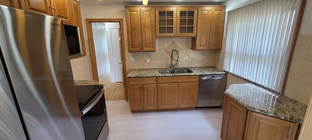 2067 Sherwin Avenue, Des Plaines, IL 60018
