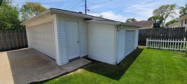 2067 Sherwin Avenue, Des Plaines, IL 60018