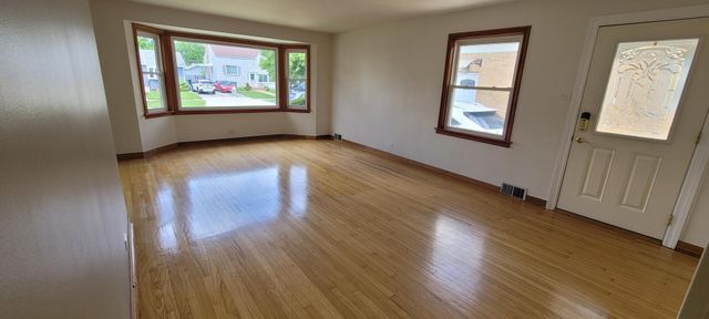 2067 Sherwin Avenue, Des Plaines, IL 60018