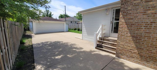 2067 Sherwin Avenue, Des Plaines, IL 60018