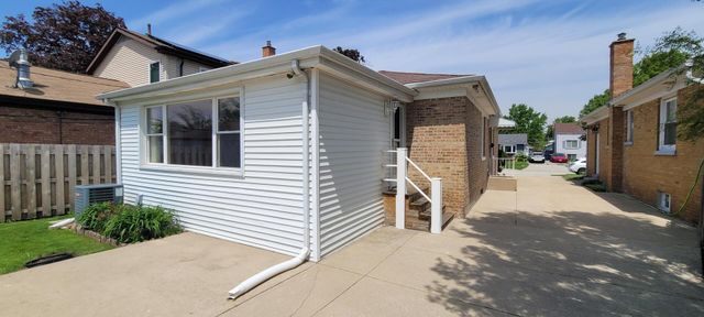 2067 Sherwin Avenue, Des Plaines, IL 60018