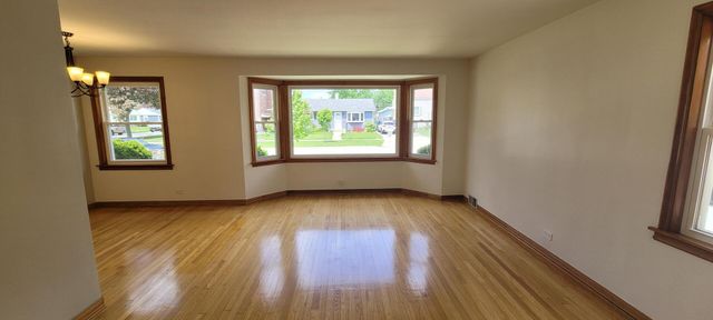 2067 Sherwin Avenue, Des Plaines, IL 60018