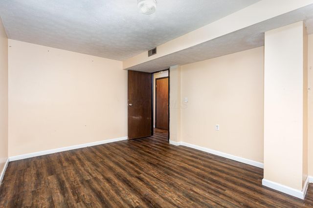 1687 Brookfield Square S, Columbus, OH 43229