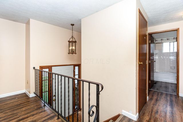 1687 Brookfield Square S, Columbus, OH 43229