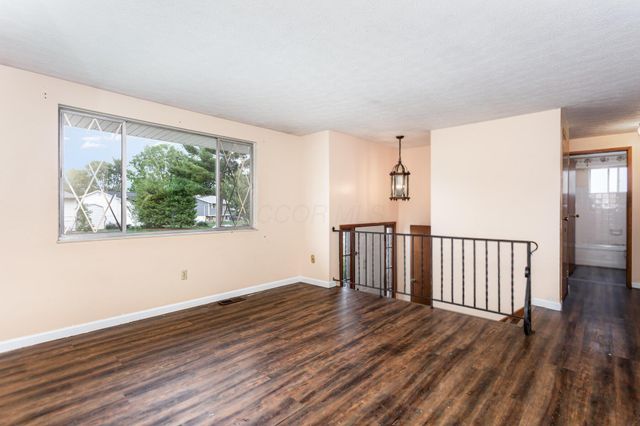 1687 Brookfield Square S, Columbus, OH 43229