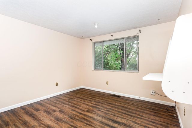 1687 Brookfield Square S, Columbus, OH 43229