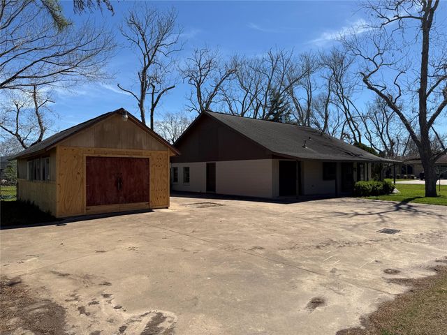 201 2nd Street, Brazoria, TX 77422