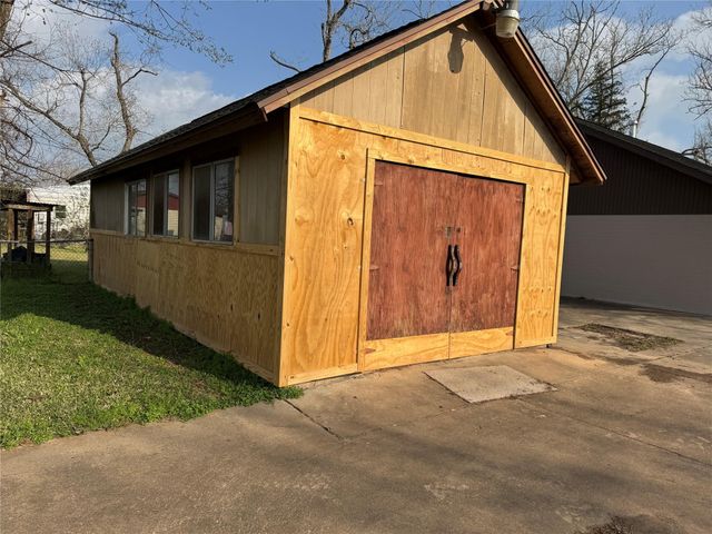 201 2nd Street, Brazoria, TX 77422