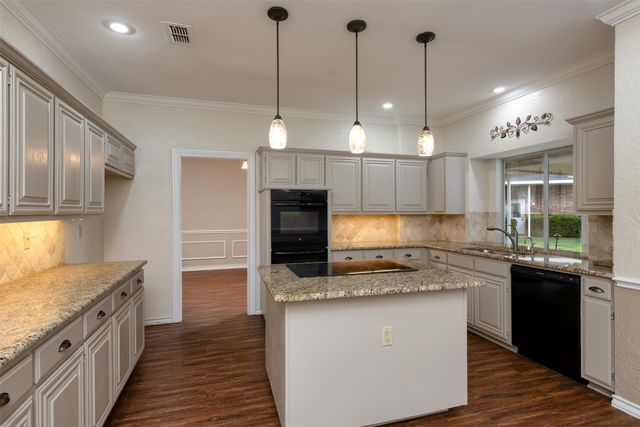2610 Pinevalley Drive, Arlington, TX 76001