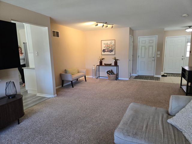 948 Veterans Lane, Crown Point, IN 46307