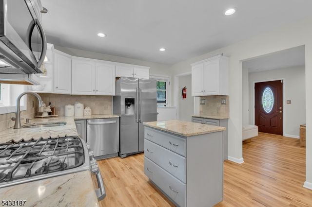 46 Rafkind Rd, Bloomingdale Boro, NJ 07403