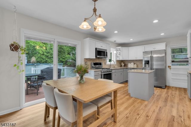 46 Rafkind Rd, Bloomingdale Boro, NJ 07403