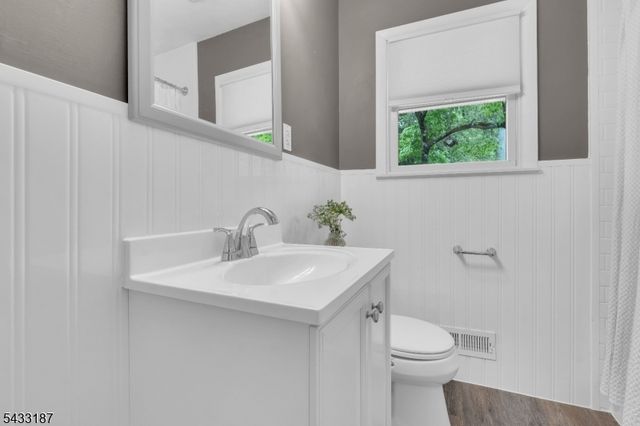 46 Rafkind Rd, Bloomingdale Boro, NJ 07403