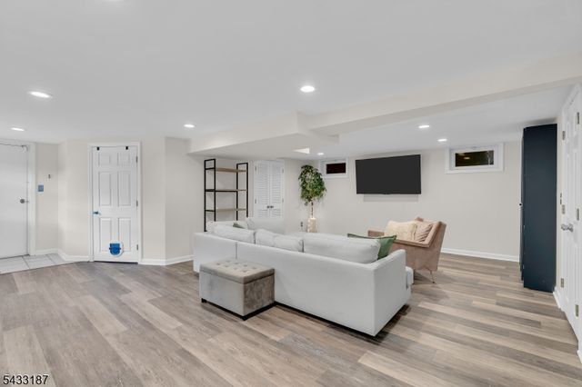 46 Rafkind Rd, Bloomingdale Boro, NJ 07403