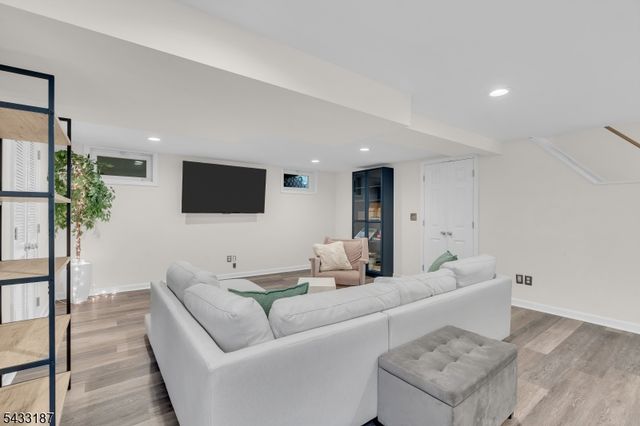 46 Rafkind Rd, Bloomingdale Boro, NJ 07403