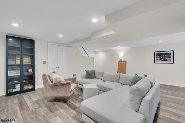 46 Rafkind Rd, Bloomingdale Boro, NJ 07403