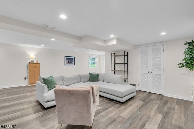 46 Rafkind Rd, Bloomingdale Boro, NJ 07403