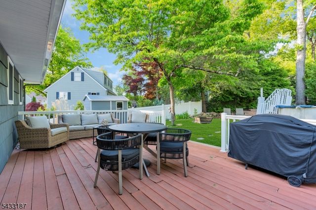 46 Rafkind Rd, Bloomingdale Boro, NJ 07403
