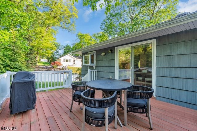 46 Rafkind Rd, Bloomingdale Boro, NJ 07403