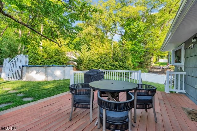 46 Rafkind Rd, Bloomingdale Boro, NJ 07403