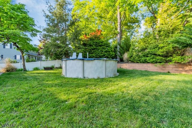 46 Rafkind Rd, Bloomingdale Boro, NJ 07403