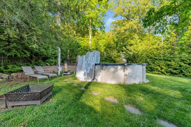 46 Rafkind Rd, Bloomingdale Boro, NJ 07403