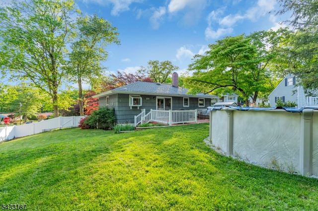 46 Rafkind Rd, Bloomingdale Boro, NJ 07403