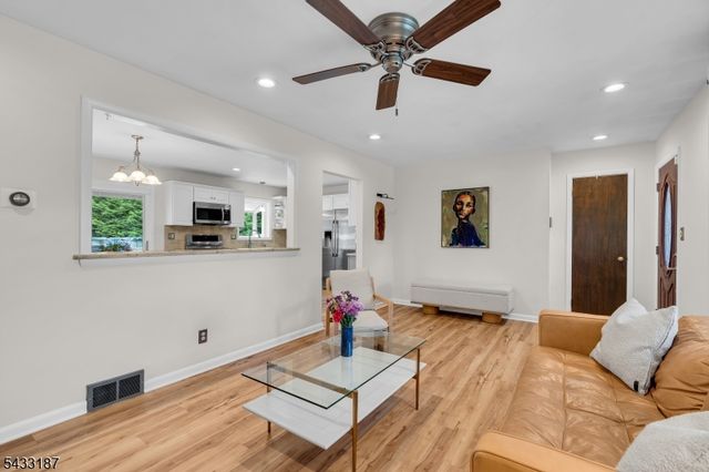46 Rafkind Rd, Bloomingdale Boro, NJ 07403