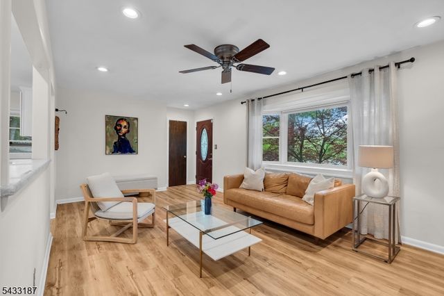 46 Rafkind Rd, Bloomingdale Boro, NJ 07403