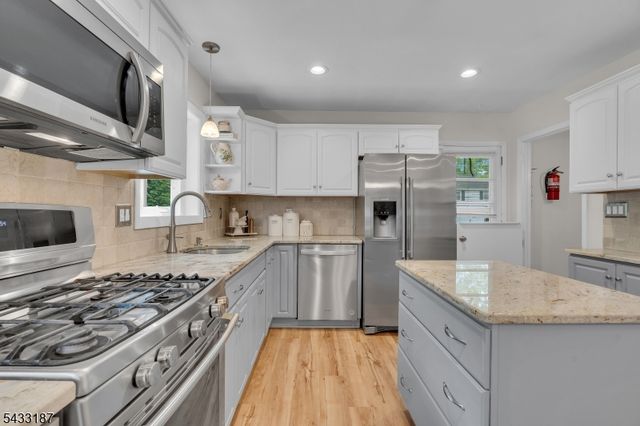 46 Rafkind Rd, Bloomingdale Boro, NJ 07403