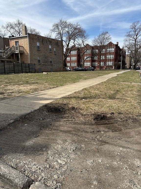 201 E 70th Street, Chicago, IL 60637