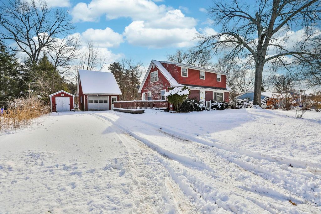 12 Hemlock Street, Hudson, NH 03051