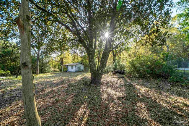 6205 Dogwood Dr, Milton, FL 32570