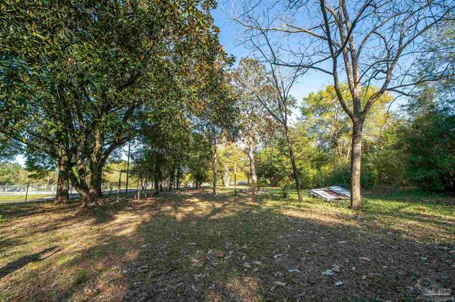 6205 Dogwood Dr, Milton, FL 32570