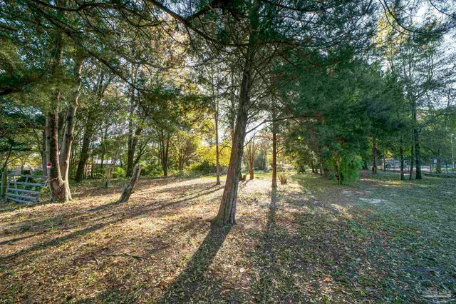 6205 Dogwood Dr, Milton, FL 32570