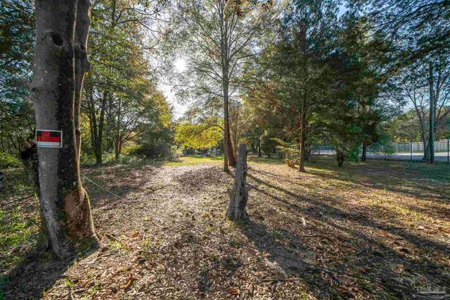 6205 Dogwood Dr, Milton, FL 32570