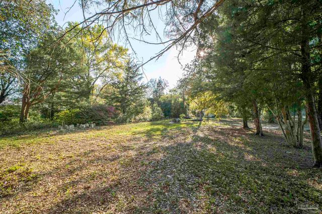 6205 Dogwood Dr, Milton, FL 32570