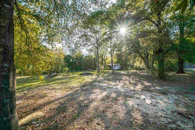 6205 Dogwood Dr, Milton, FL 32570