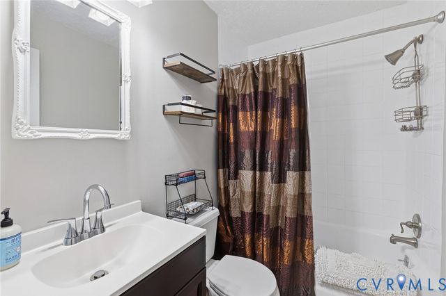 7981 Meadow Dr, Mechanicsville, VA 23111