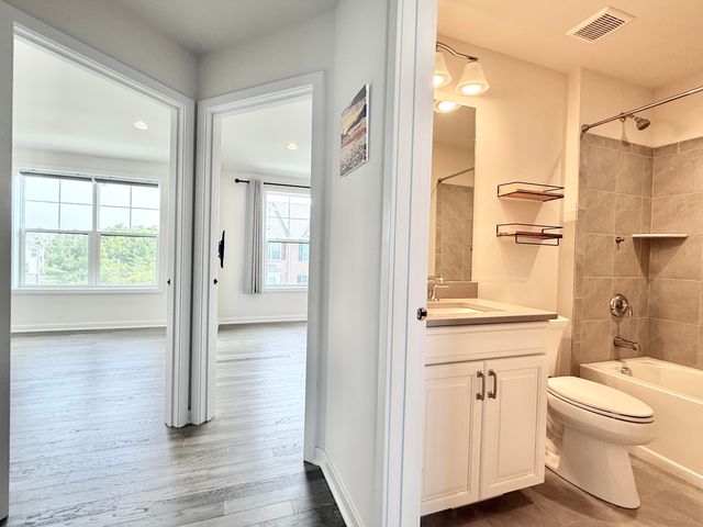 2752 S Spurway Drive, Ann Arbor, MI 48105