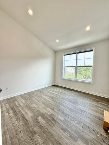2752 S Spurway Drive, Ann Arbor, MI 48105