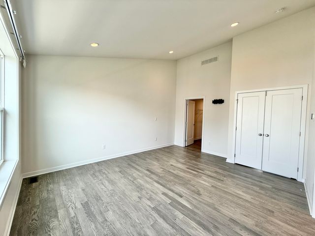 2752 S Spurway Drive, Ann Arbor, MI 48105