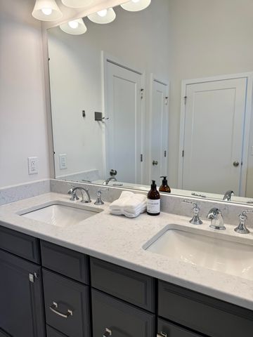 2752 S Spurway Drive, Ann Arbor, MI 48105