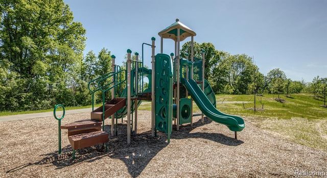 2752 S Spurway Drive, Ann Arbor, MI 48105
