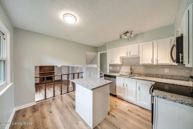 2907 Carden Ln, La Grange, KY 40031