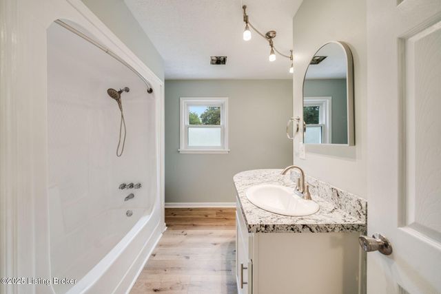 2907 Carden Ln, La Grange, KY 40031